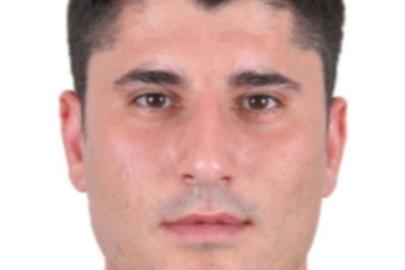 Şehit polis memurunun babaevine Türk bayrağı asıldı