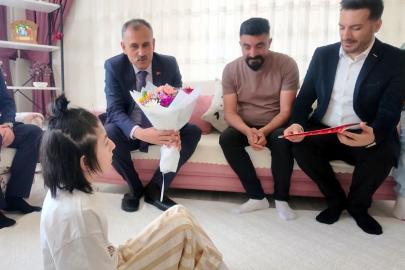 Serebral palsili öğrenciye Vali'den ev ziyaretiyle karne ve takdir belgesi