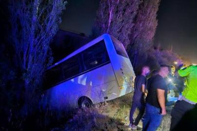 Servis minibüsü ile otomobilin çarpıştığı kaza kamerada: 8 yaralı