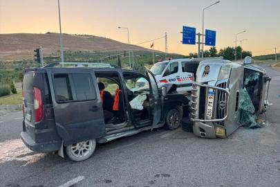 Siirt'te hafif ticari araçla pikabın çarpıştığı kazada sürücüler yaralandı