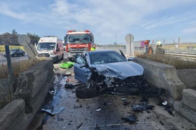 Silivri'de otomobil gişe duvarına çarptı: 2 yaralı