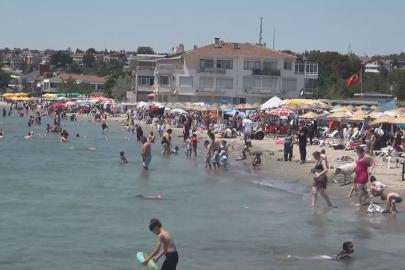 Silivri'de sıcak havadan bunalanlar plajlara akın etti