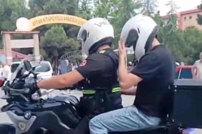 Sınava geç kalan öğrencilerin yardımına polis yetişti