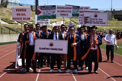 Sinop Üniversitesinin mezuniyet töreninde öğrencilerden Filistin'e destek