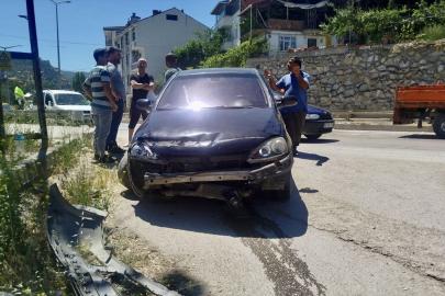 Sinop'ta bariyere çarpan otomobildeki 3 kişi yaralandı