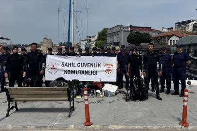 Sinop'ta denizden çıkarılan çöp kovası ve tabure gibi atıklar farkındalık için sergilendi