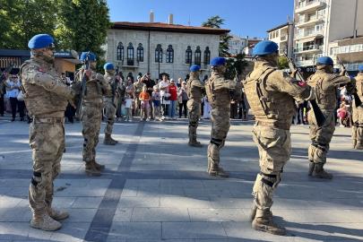 Sinop'ta komandolar yürüyüş gerçekleştirerek, tüfekli gösteri yaptı