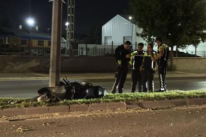 Sivas'ta motosiklet aydınlatma direğine çarptı: 2 yaralı