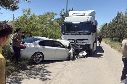 Sivas'ta TIR ile çarpışan otomobilin sürücüsü hayatını kaybetti