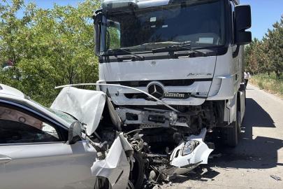 Sivas'ta tırla çarpışan otomobil sürücüsü ağır yaralandı