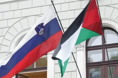 Slovenya’da bayrak resti: Hükümetin indirdiği Filistin bayrağını Cumhurbaşkanı sarayına astı