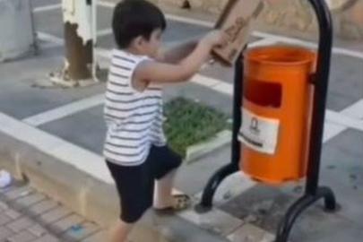 Sokaktaki çöpleri toplayıp kutuya atan minik Aras'a belediyeden hediye
