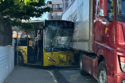 Sultanbeyli'de İETT otobüsü ile tırın çarpıştığı kazada 3 kişi yaralandı