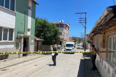 Sürücüsünün geri manevra yaptığı hafif ticari aracın çarptığı yaya öldü