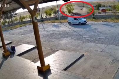 Takla atan otomobildeki 2 kişi, ağır yaralandı; kaza kamerada