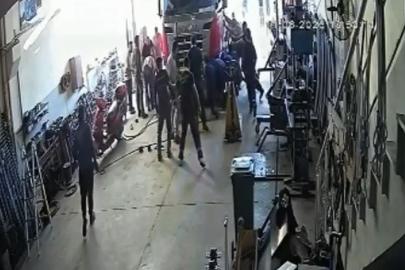 Tamir ettikleri TIR'ın altında kalan baba ve oğlunu, komşu esnaf kurtardı: olay kamerada