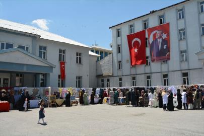 Tatvan'da kursiyerlerin el emeği ürünleri sergilendi