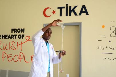 TİKA desteğiyle Uganda'daki Sena İmam Hatip Lisesinde kurulan laboratuvarlar açıldı