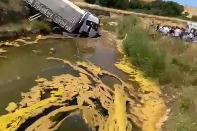 TIR, bariyerleri aşıp, dereye düştü; 3 yaralı