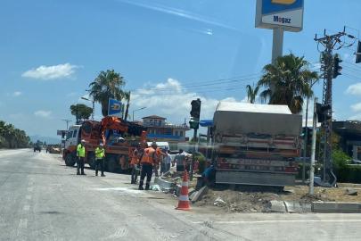 TIR, kavşakta 2 otomobile çarptı; 5 yaralı