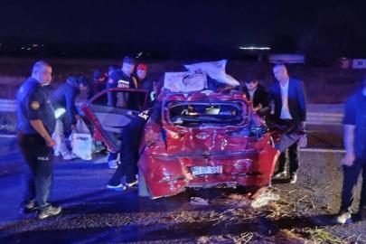 TIR, kırmızı ışıkta bekleyen otomobile çarptı: 3 yaralı
