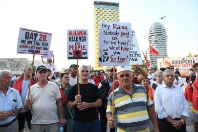 Tiran'da 'Arnavutluk satılık değildir' protestoları