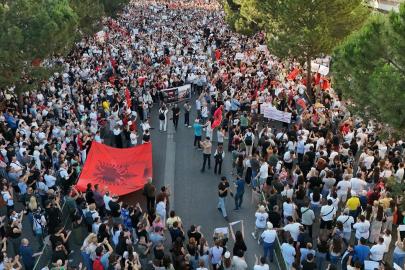 Tiran'da "Arnavutluk satılık değildir" sloganıyla protesto düzenlendi