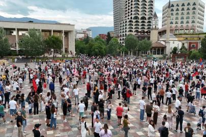 Tiran'da Trump bağlantılı turizm projesi protestosunda polis tazyikli su kullandı