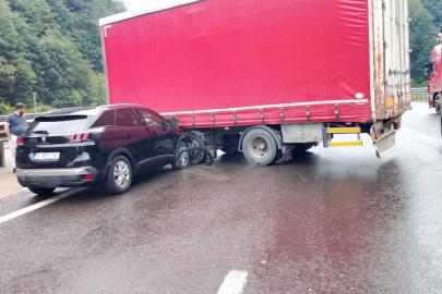 TIR'dan ayrılan dorseye çarpan otomobildeki 2 kişi yaralandı