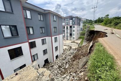 Trabzon'da çöken istinat duvarı 2 daireye zarar verdi