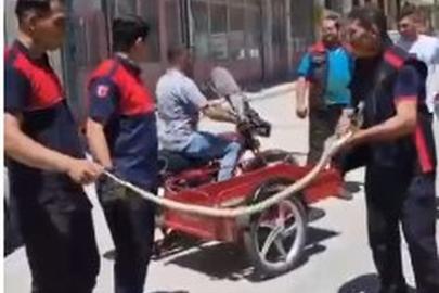 Traktörün tekerleğinden çıkarılan yılan, doğal yaşam alanına bırakıldı