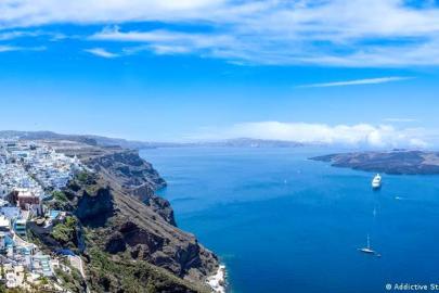 Turist akını ile baş edemeyen Santorini'de grev
