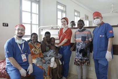 Türk doktorların ameliyat ettiği Ugandalı çocuk, hastaneden yürüyerek taburcu edildi