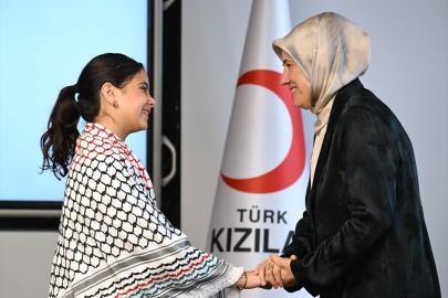 Türk Kızılay Genel Başkanı Yılmaz, Filistin Özel Ödülü sahibi Gazzeli Renad ile bir araya geldi