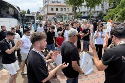 Türkiye şampiyonu halk oyunları ekibi Tekirdağ'da davul zurnayla karşılandı