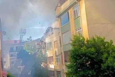 Tuzla'da 4 katlı binanın çatısında çıkan yangın yandaki apartmana sıçradı