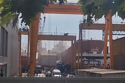 Tuzla'da tersanede gemide yangın