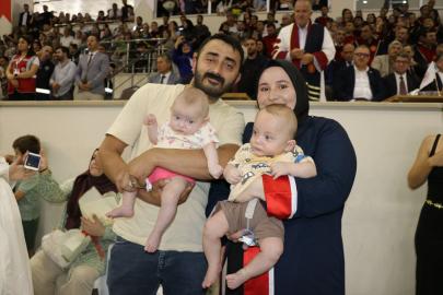 Üniversite mezuniyet heyecanını ikiz bebekleriyle yaşadı