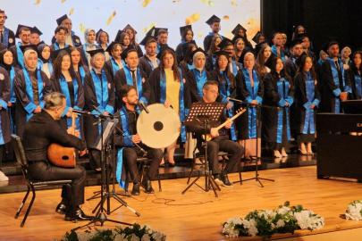 Üniversiteden dereceyle mezun olup, veda konserinde sahne aldı