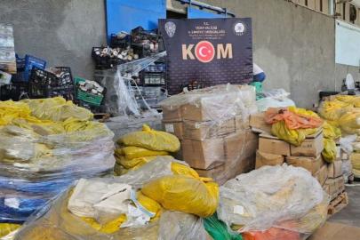 Uşak'ta 30 ton tarihi geçmiş çikolata ve konserve imha edildi