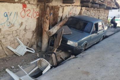 Uşak'ta bankta oturan 2 kişi otomobilin çarpması sonucu yaralandı