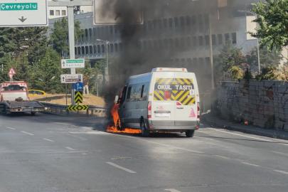 Üsküdar'da seyir halindeki servis minibüsü alev alev yandı