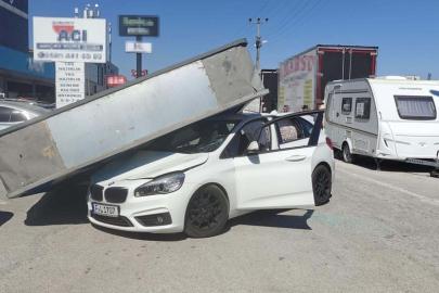 Üzerine reklam totemi devrilen otomobilin sürücüsü yara almadan kurtuldu