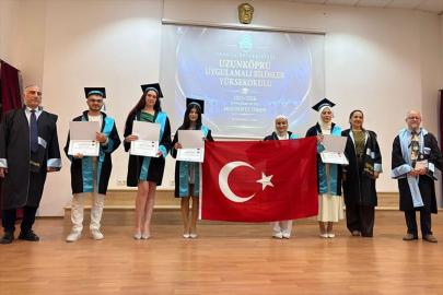 Uzunköprü Uygulamalı Bilimler Yüksekokulunda öğrenciler mezuniyet heyecanı yaşadı