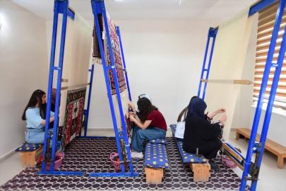 Van ve Hakkari kilim motifleri geleceğe taşınıyor