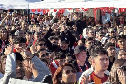 Yalova'da dev ekran karşısında milli maç heyecanı