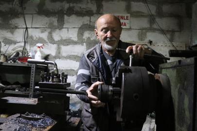 Yarım asırlık torna ustası, Parkinson'a rağmen kuşak dayanışmasıyla mesleğini sürdürüyor