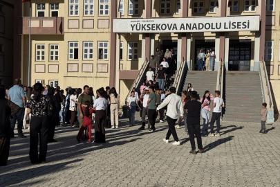 YKS'de görevli babalarının gününü sürpriz yaparak kutladılar