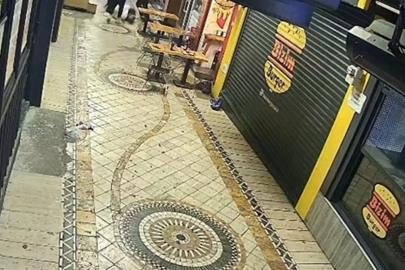 Yoldan geçen mühendisin önünü kesip dövdüler; olay kamerada
