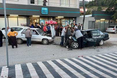 Yozgat'ta park halindeki araçlara çarpan otomobilde 5 yaralı